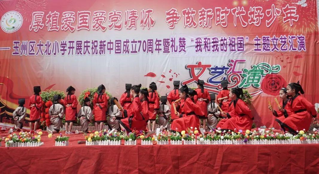 10-16岁叛逆期教育方法女孩沉迷手机，把家人全当敌人。写作业特别慢？游戏画面