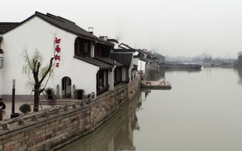 无限翻滚小球